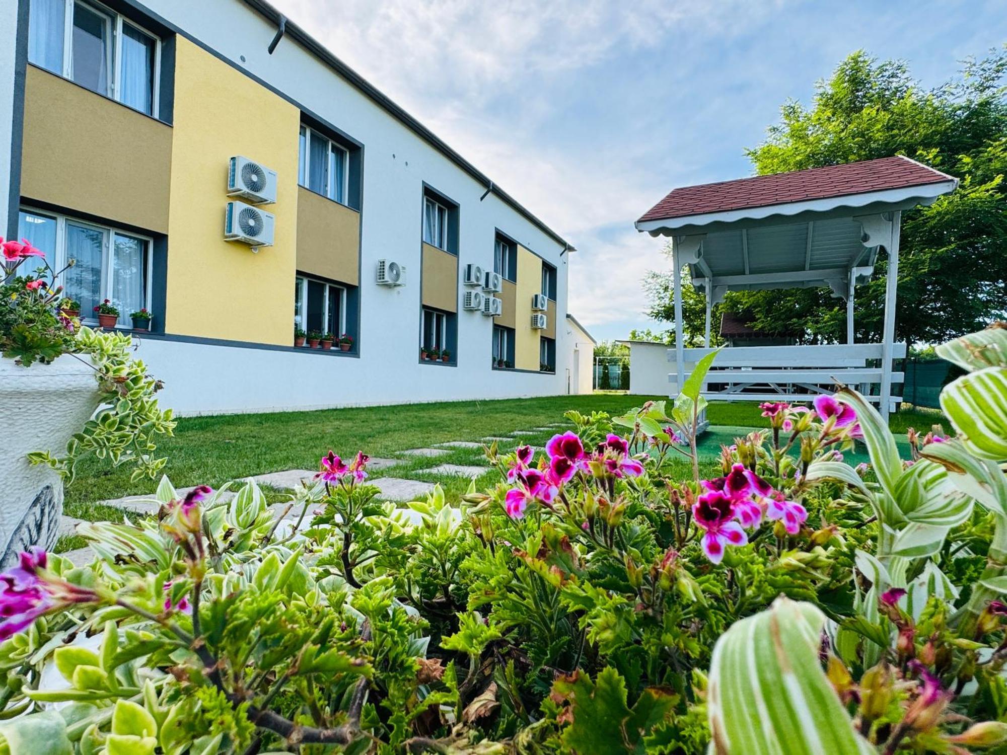 Stef Rooms Tirgu Frumos Exterior foto